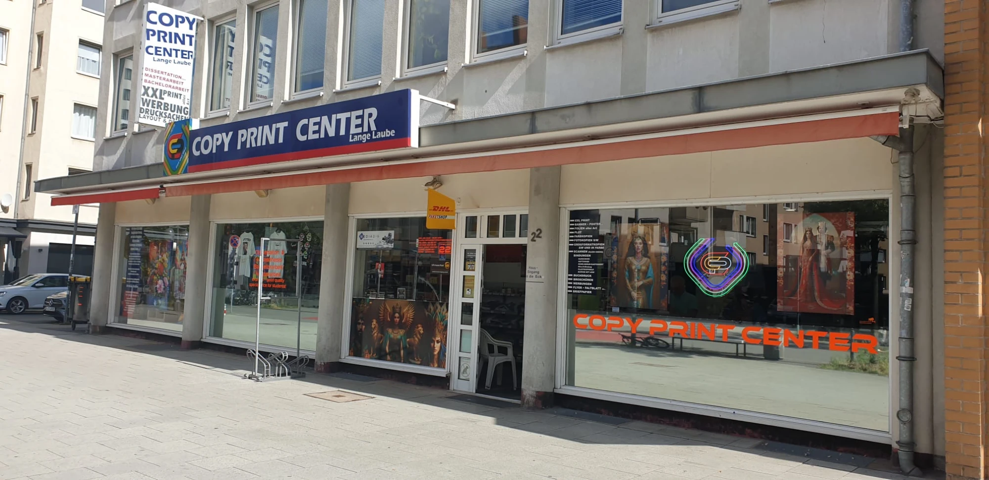 Eingang des Copy Print Center in der Langen Laube in Hannover — mit DHL-Paketshop