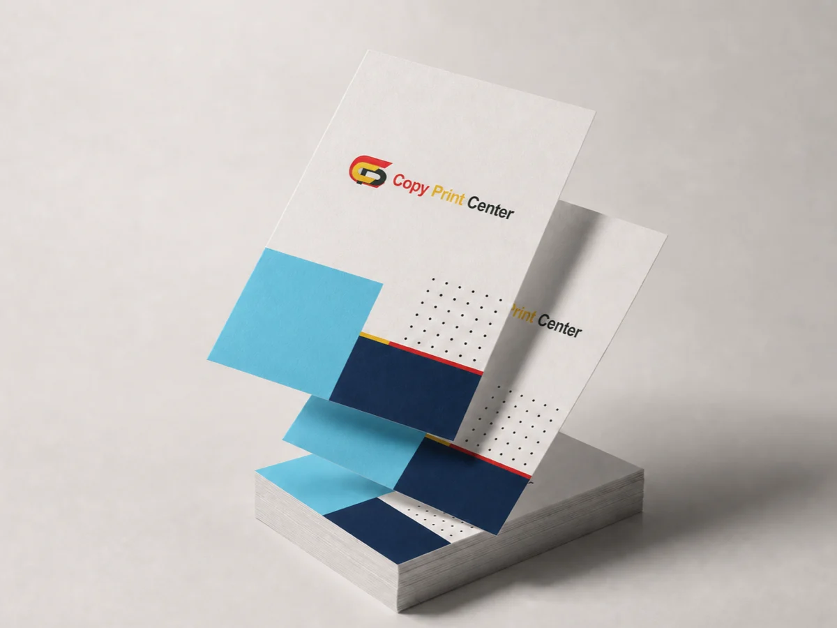 Frisch produzierte Flyer auf hochwertigem Papier